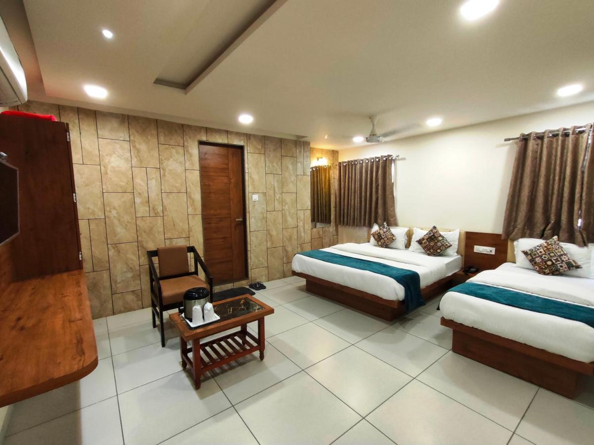 Hotel Kinara Ahmedabad Esterno foto