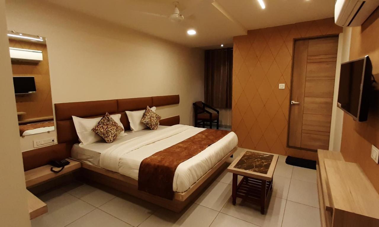 Hotel Kinara Ahmedabad Esterno foto